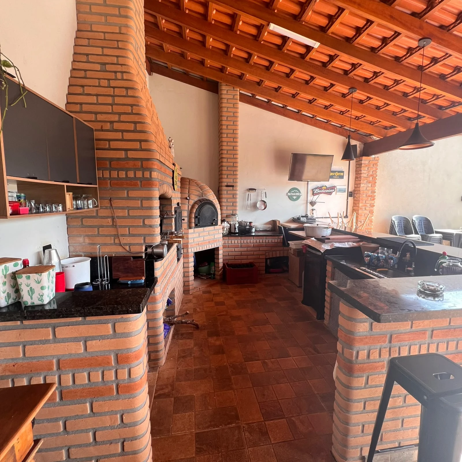 CASA COM AREA DE LAZER - JD ESMERALDA