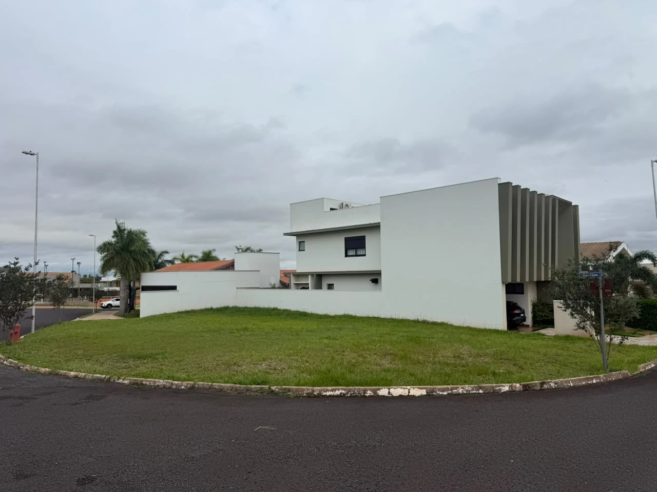 LOTE DE ESQUINA NO CONDOMÍNIO CASA BLANCA
