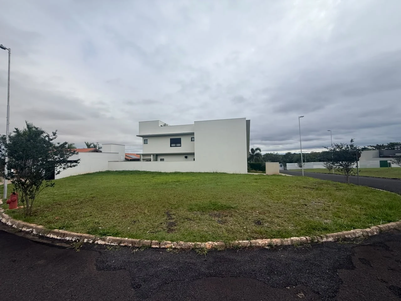 LOTE DE ESQUINA NO CONDOMÍNIO CASA BLANCA