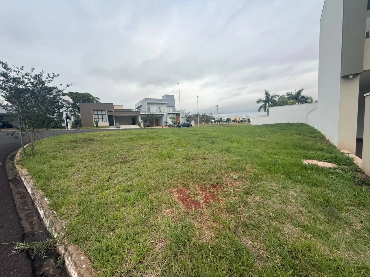 LOTE DE ESQUINA NO CONDOMÍNIO CASA BLANCA