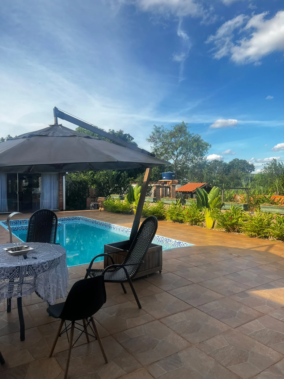 CASA COM AREA DE LAZER - JD ESMERALDA